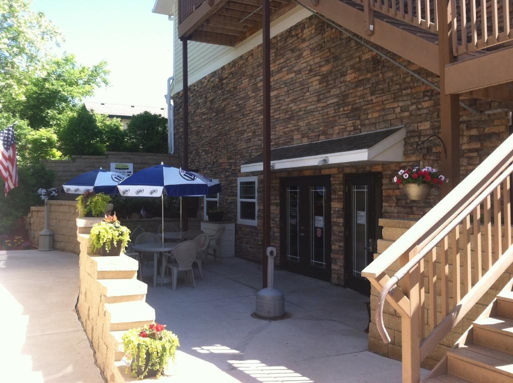 Price Pointe Inn Waukesha Exterior photo
