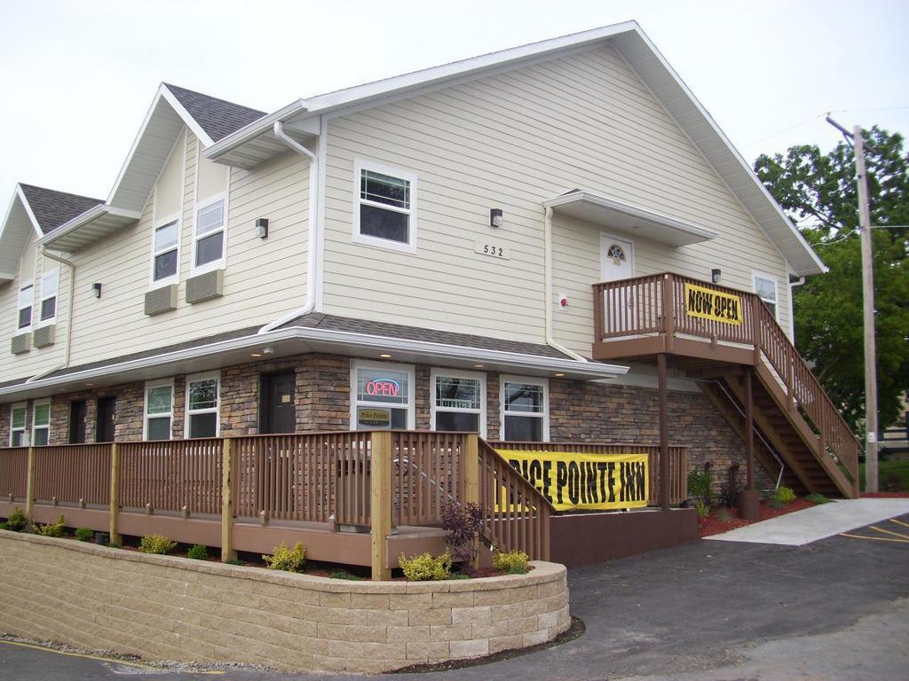Price Pointe Inn Waukesha Exterior photo